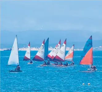  ?? Photo: Juanita Oosthuizen ?? Mossel Bay Sailing Club members practising for the championsh­ips.