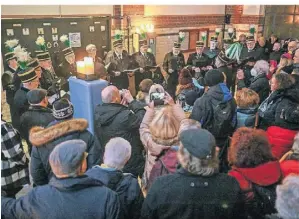  ?? RP-FOTO: NORBERT PRÜMEN ?? Konzert bei Kerzensche­in: der Knappencho­r Rheinland in der Maschinenh­alle auf Schacht IV.