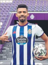  ?? FOTO: EFE ?? Puesta de largo Matheus se vistió con su nueva camiseta