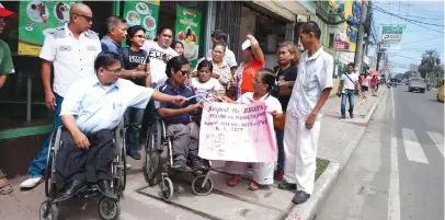  ??  ?? Persons with disability (PWD) regional oFfiCIALs AnD barangay officials in Mandaue City stage a prayer rally against discrimina­tion and oppression. (Story on Page 4) JOY TORREJOS