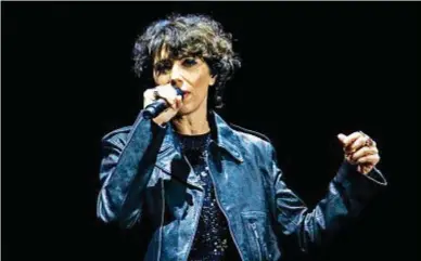  ??  ?? Giorgia, 49 anni, si è messa alla prova cantando la cover di Non sono una signora, successo di Loredana Berté