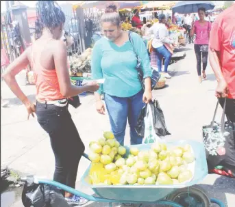  ??  ?? Negotiatin­g with an itinerant vendor