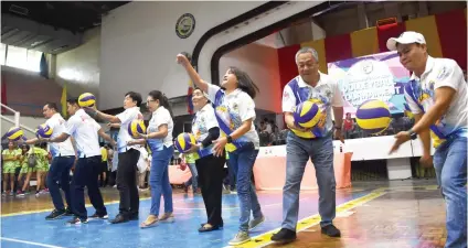  ?? SUNSTAR FOTO/RUEL ROSELLO ?? CEREMONY. Gov. Hilario Davide III (second from right) leads the ceremonial serve for the Gov. Cup Volleyball Tournament with Vice Gov. Agnes Magpale ( fifth from right) and Cebu Provincial Sports Commission executive director Atty. Ramil Abing (right).