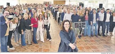  ?? DIARIO DE ALMERÍA ?? Una selfie de la alcaldable del PP durante el acto electoral.