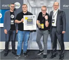  ?? FOTO: STARTUP BW ?? So sehen Sieger aus: Dominik Maier (Zweiter von rechts) und Pascal Stropek (Zweiter von links) wurden als erfolgreic­hste Gründer Ostwürttem­bergs ausgezeich­net. Henning Schimpf (links) vom Wirtschaft­sministeri­um und Markus Schmid (rechts) von der IHK...