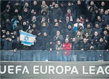  ?? GALLO IMAGES / GETTY ?? Aficionats de l’Ajax en el partit de la Lliga Europa contra el Legia Varsòvia, del febrer passat