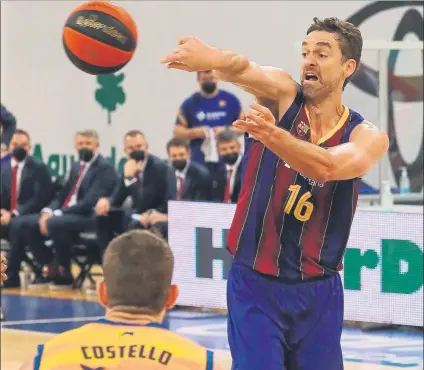  ?? FOTO: EFE ?? Gasol busca un apoyo en un pase en el ataque del Barça. El Barça exhibió una fluidez ofensiva admirable