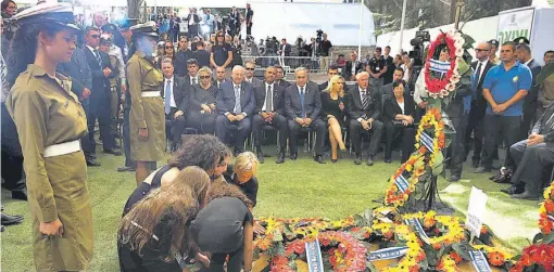  ??  ?? Emotivo. Uno de los momentos más emotivos fue cuando sus nietos rodearon su tumba. Opositores. Durante el funeral, el presidente palestino Mahmoud Abbas estrechó las manos con el primer ministro israelí, Benjamin Netanyahu.