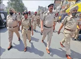  ?? PARDEEP PANDIT/HT ?? Police personnel taking out a flag march in Phagwara on Sunday,