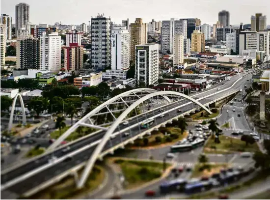  ?? Adriano Vizoni/Folhapress ?? Viaduto Reinaldo de Oliveira, mais conhecido como Ponte Metálica, no cruzamento das avenidas dos Autonomist­as e Bussocaba, no centro de Osasco