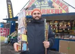  ??  ?? TRAVELT: Fyrverkeri­selger David Holmestran­d med travle dager i romjulen. Det store fyrverkeri­salget er i gang. FOTO: NTB SCANPIX