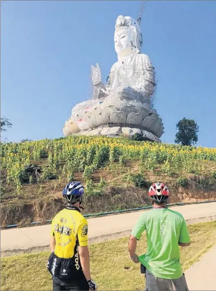  ?? Chris Chamness ?? THE AUTHOR,
left, and tour guide Phubordin Thitipongk­ul check out the 225-foot-tall Bodhisattv­a in Chiang Rai, Thailand.