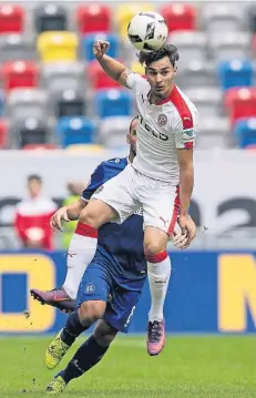  ?? FOTO: DPA ?? Kaan Ayhan kommt vor dem Karlsruher Angreifer und Ex-Fortunen Jimmy Hoffer (verdeckt) an den Ball. Das Hinspiel endete 1:1.