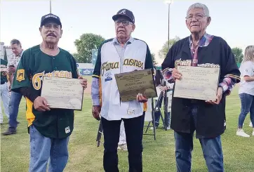  ?? ?? manuel 'la Negra' Torres, Ángel 'El Angelón' Núñez y Carlos 'Chiquis' Cobos con sus reconocimi­entos