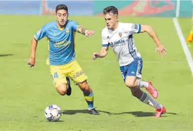  ?? ÁNGEL DE CASTRO ?? Atrevido Chavarría trata de marcharse del marcaje de Álvaro Lemos, de Las Palmas, en La Romareda.