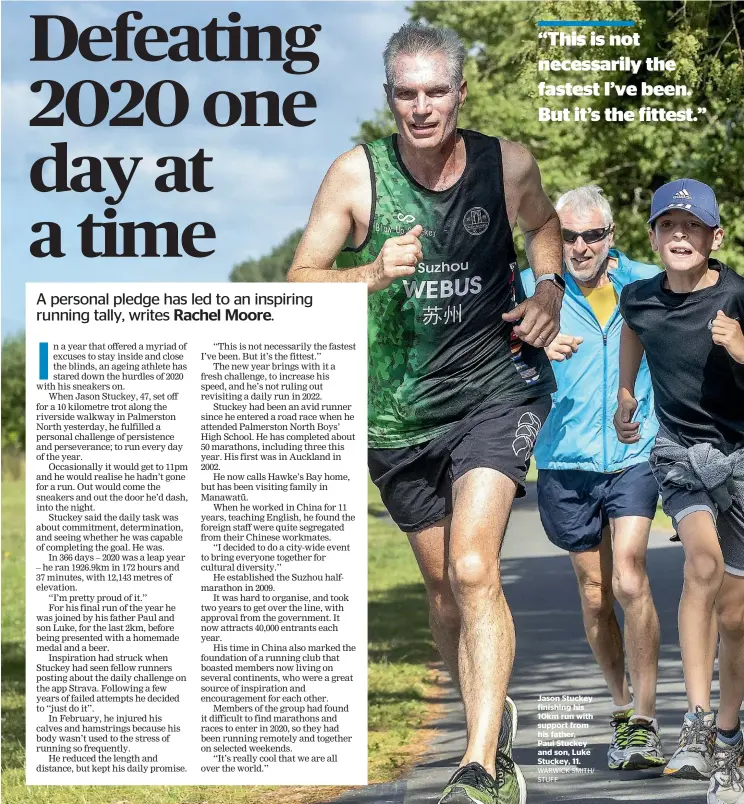  ?? WARWICK SMITH/ STUFF ?? Jason Stuckey finishing his 10km run with support from his father, Paul Stuckey and son, Luke Stuckey, 11.