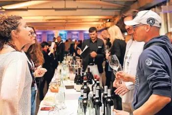  ?? FOTO: MESSE / CTILLMANN ?? Verkosten, Leute treffen und ein wenig Schlauberg­ern: Pro Wein Goes City hat ein großes Programm.