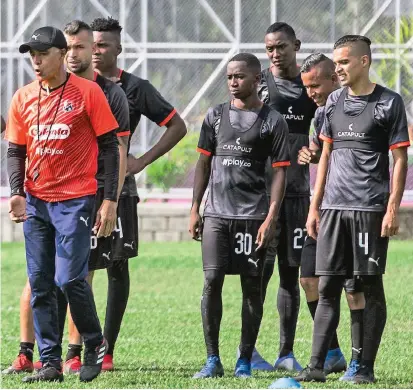  ?? FOTO JULIO CÉSAR HERRERA ?? Alexis Mendoza, ante la mirada atenta de varios juveniles: Edwin Mosquera (#30) y Yesid Díaz (27), además de Andrés Cadavid y Jonathan Marulanda (4).