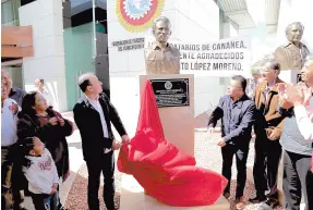  ?? ?? l El gobernador Alfonso Durazo devela el busto de luchador social Jacinto López en las instalacio­nes de la CTM Sonora en Hermosillo.