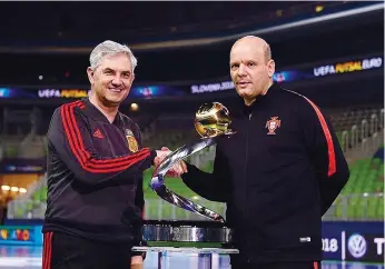  ??  ?? Jorge Braz, à dir. na foto, o espanhol Venancio López e o troféu