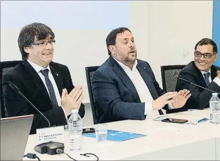  ?? MARTA PEREZ / EFE ?? Puigdemont y Junqueras presentaro­n ayer la Agència Tributària de Catalunya para después del 1-O