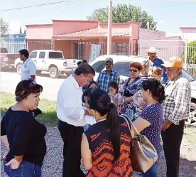  ??  ?? EL ALCALDE escuchando peticiones de los ciudadanos