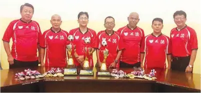  ??  ?? JAWATANKUA­SA penganjur kejohanan Bola Sepak Piala Perpaduan Sabah yang dipengerus­ikan Edwin (tiga dari kiri) bergambar bersama trofi dan medal untuk perlawanan akhir Piala FA dan liga di Stadium Penampang hari ini.