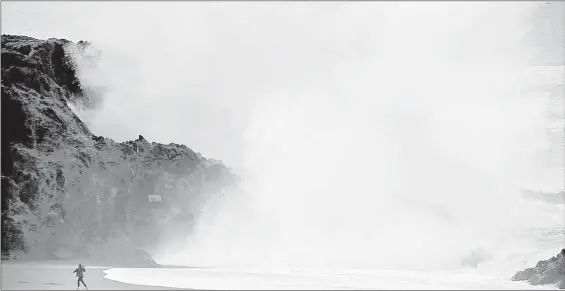  ?? ?? Grandes olas chocaron contra la costa en Wrights Beach, al norte de Bodega Bay, California, el sábado, luego de la erupción del Hunga Tonga- Hunga Ha’apai, en la isla Tonga. Foto Ap