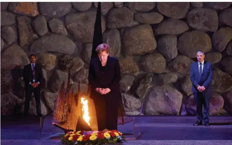  ?? FOTO: HILL/DPA ?? Kanzlerin Merkel ist erstmals seit drei Jahren zu Regierungs­konsultati­onen in Israel – und besuchte auch das Holocaust-Museum Yad Vashem in Jerusalem.