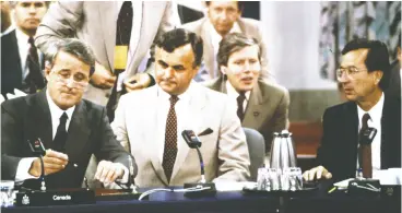  ?? POSTMEDIA NEWS FILES ?? Quebec premier Robert Bourassa, right, waits as Brian Mulroney prepares to sign the Meech Lake accord in Ottawa on June 3, 1987, as justice minister Ray Hnatyshyn looks on.