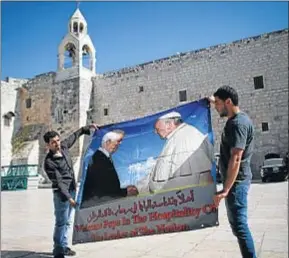  ?? THOMAS COEX / AFP ?? Un cartel con el presidente palestino, Abas, y el Papa, en Belén