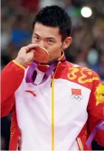  ??  ?? Lin Dan besa la medalla de oro.