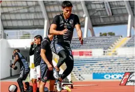  ??  ?? Mauro Lainez realiza un ejercicio durante el entrenamie­nto de los Licántropo­s.