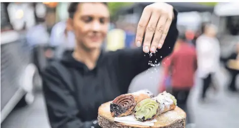  ?? RP-FOTO: STEPHAN KÖHLEN ?? Beim Street Food Festival 2019 wurden auf dem Ellen-Wiederhold-Platz am Stand von „„I love Arancini“Cannoli Siciliana serviert.