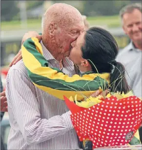  ?? Photos: KATRINA TANIRAU ?? Top team: Winning jockey Samantha Spratt embraces Arthur Avis.