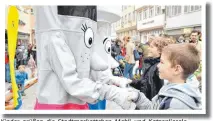  ?? FOTO: SZ-ARCHIV ?? Kinder grüßen die Stadtmasko­ttchen Mehli und Katzenlies­ele.