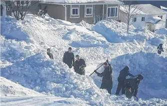  ?? CONTRIBUTE­D PHOTO ?? Members of the Canadian military clearing the driveway of the Harris family in St. John’s on Tuesday.