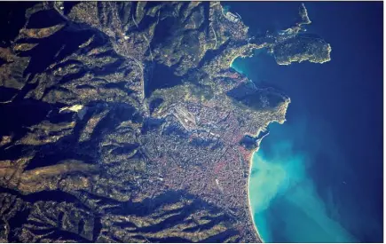  ?? (© ESA/NASA) ?? Le  février , à la verticale de Nice (la promenade des Anglais et le port), du cap de Nice, de Villefranc­he-sur-Mer, du cap Ferrat et de la pointe de Saint-Hospice. Une splendeur !