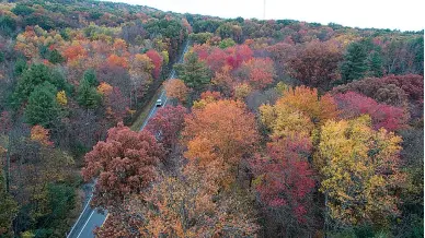  ?? David McKeown/Republican-Herald via AP ?? Fall colors begin to show Monday along Route 209 in Reilly Township, Schuylkill County, Pa. Across the United States, 2017's first freeze has been arriving further and further into the calendar, according to more than a century of measuremen­ts from...