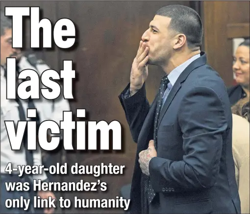  ?? AP (2) ?? GOODBYE: Aaron Hernandez blows a kiss to his daughter Avielle (inset, right) during jur y deliberati­ons last Wednesday in Boston for a double-murder. Hernandez, who already was ser ving a life sentence for a 2013 murder, was acquitted yet hung himself...