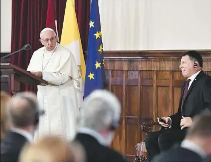  ?? APF/ Vincenzo Pinto ?? El Papa Francisco y el presidente de Letonia, Raimonds Vejonis, durante el encuentro con las autoridade­s