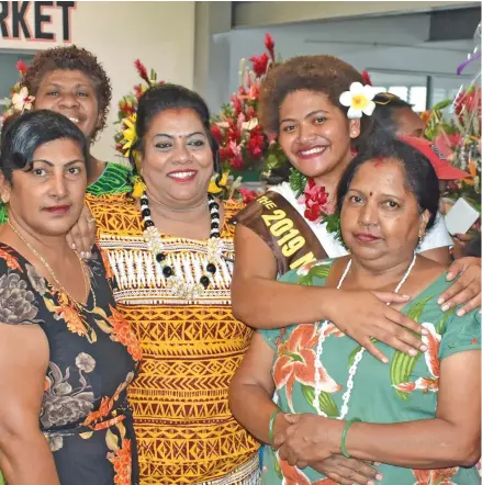  ?? Photo: Waisea Nasokia ?? Miss Nadi Town Council Timaleti Cokomata with vendors at Namaka Market on July 22, 2019.