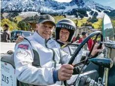  ?? Foto: Ralf Lienert ?? Wolfgang Dürheimer, hier mit seiner Ehefrau Gabi, schätzt auch ältere Fahrzeuge. Unser Bild zeigt ihn am Rande einer Oldtimer Veranstalt­ung am Jochpass zwischen Bad Hindelang und Oberjoch.