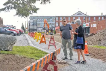  ?? COLIN CHISHOLM ?? Windsor Mayor Anna Allen and Troy Burgess, the town’s superinten­dent of operations and traffic authority, discuss the waterfront connector prior to a funding announceme­nt from Hants West MLA Chuck Porter.