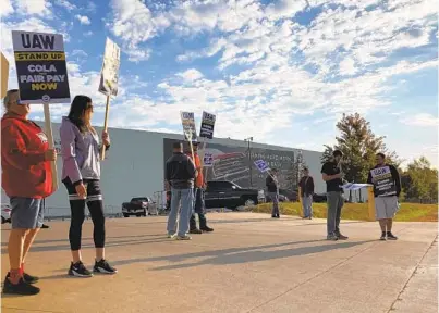  ?? DYLAN LOVAN AP ?? Striking workers assemble at an entrance to the Ford Kentucky Truck Plant in Louisville, Ky., on Oct. 11.