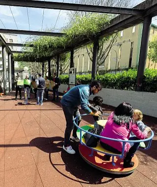  ?? ?? In libertà Ieri in piazza Italia sono tronati i bambini a giocare con le giostrine