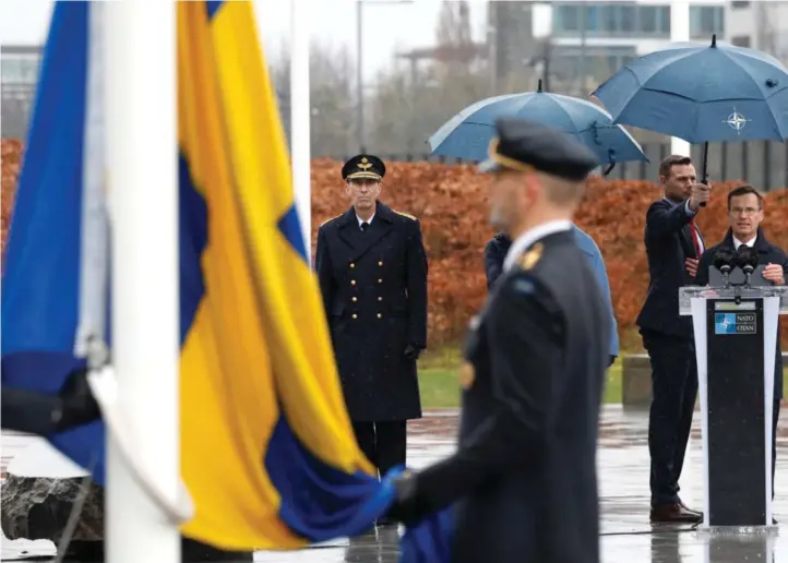  ?? AP / NTB ?? I øsende regn ble det svenske flagget heist til topps utenfor Natos hovedkvart­er i Brussel mandag.