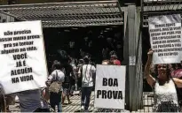  ?? Artur Rodrigues/Folharess ?? Manifestan­tes exibem cartazes motivacion­ais em frente a local de prova na Barra Funda (zona oeste)