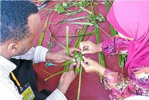  ??  ?? the united Federation of travel agents’ associatio­n (uFtaa) congress delegates were taught how to weave ketupat at the agrotouris­m Homestay Sungai Sireh. — rOuWen LIn/the Star