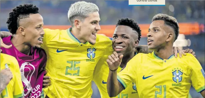  ?? ?? Militao, Pedro (delantero del Flamengo), Vinicius y Rodrygo celebran el pase de Brasil a cuartos de final del Mundial de Qatar.